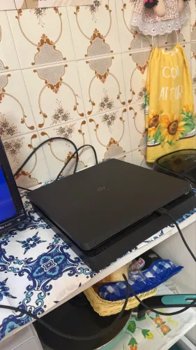 PS4 slim - PLAYSTATION 4 SLIM  1TB + controle extra + base de carregamento 