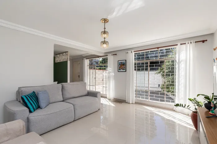 Sobrado triplex para locação com 3 quartos no Ahú em Curitiba