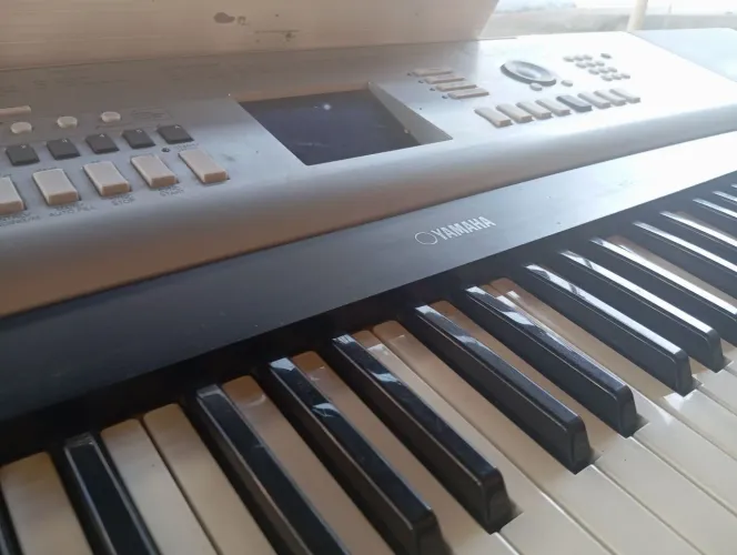 Piano Digital / Teclado Yamaha DGX (76 Teclas) - Ótimo Estado