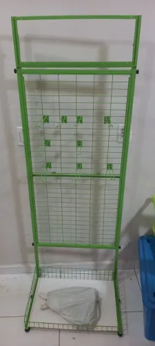 Expositor grade verde com ganchos para loja