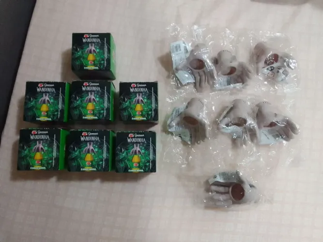 Brinquedos + Álbuns de Figurinhas Sortidos.