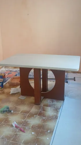 Mesa não tem as cadeiras nova tudo ok de vidro