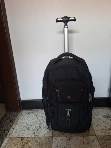 Mochila Executiva de Rodinhas Crossgear 36L - Preta e Vermelha (Reforçada / Seminova)