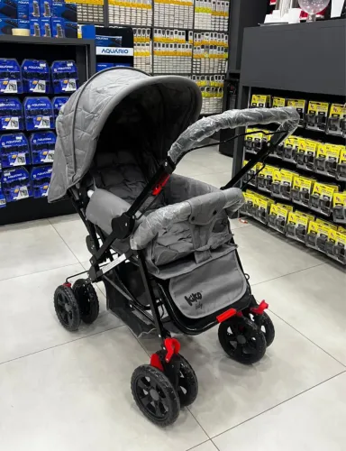 Carrinho de bebê na cor cinza masculino na promoção ?