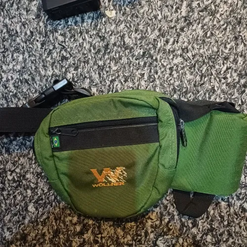 pochete verde da marca Wollner