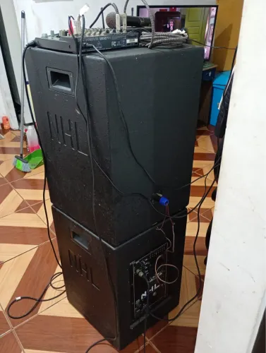 Caixa de som completa com mesa de regulagem do som