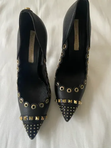 sapato/scarpin Jorge Bischoff em couro preto, de bico fino