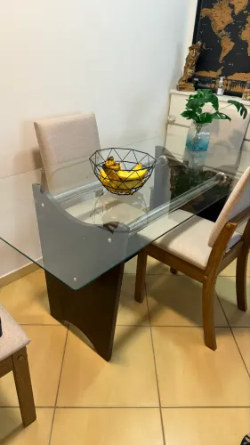 Mesa de jantar de vidro com base design em madeira e alumínio