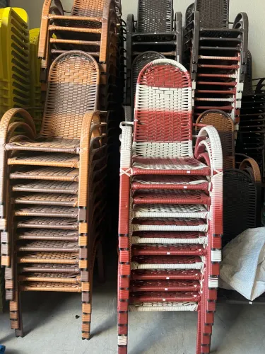 Cadeira de fibras sintéticas
