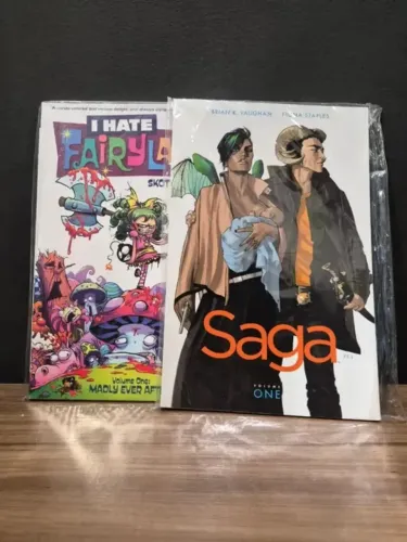 Quadrinhos - Lote com 2 HQs Originais em Inglês - Saga