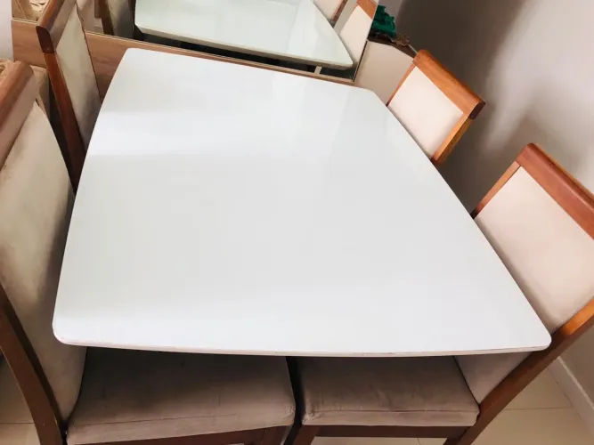 Mesa de jantar com 4 cadeiras 