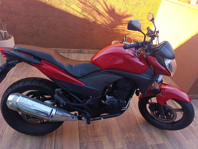 CB 300 REVISADA, com pneus novos.