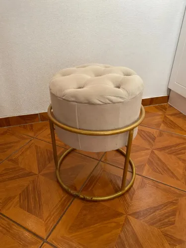 Puff Banqueta Redonda Capitonê com Base Dourada - Bom Estado