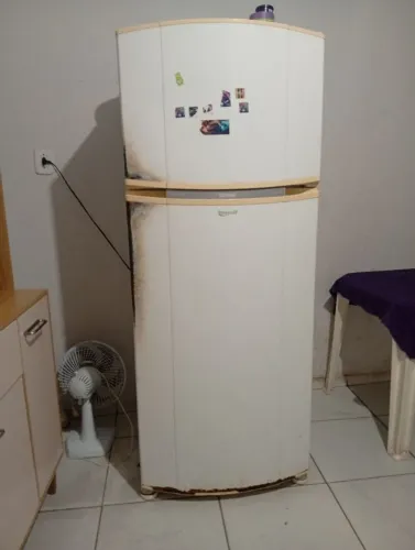 Vende-se uma geladeira