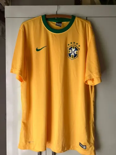 Camisa da seleção brasileira de 2014 Nike GG com defeito no símbolo da seleção 