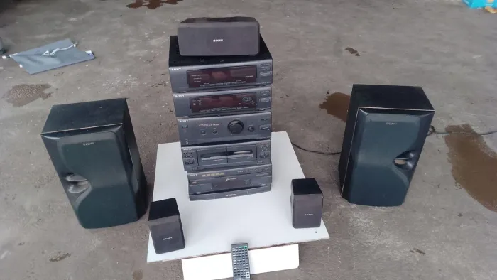Vende de se um cojunto de som antigo sony