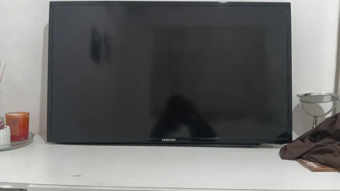 Vendo 2 tvs para retirada de peças,uma 40"a outra 42" estão ligando mais com a tela quebra