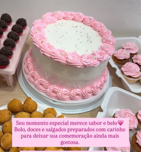 Bolos personalizados em chantininho.