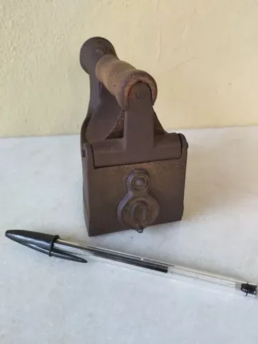 Pequeno Ferro antigo 
