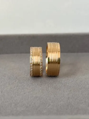 Par de Alianças em Ouro Rose com diamantes 