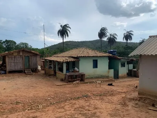 Sitio 7.000 m², 2 casas, área externa com paiol, pomar, terreno fértil, margem rio cipó.