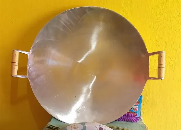 TACHO "TIPO" DISCO DE ARADO EM ALUMÍNIO FUNDIDO 46 cm REFORÇADO COM ALÇAS EM MADEIRA.