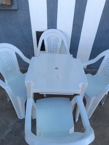 Conjunto de 4 Cadeiras e Mesas de plástico forte e resistente.