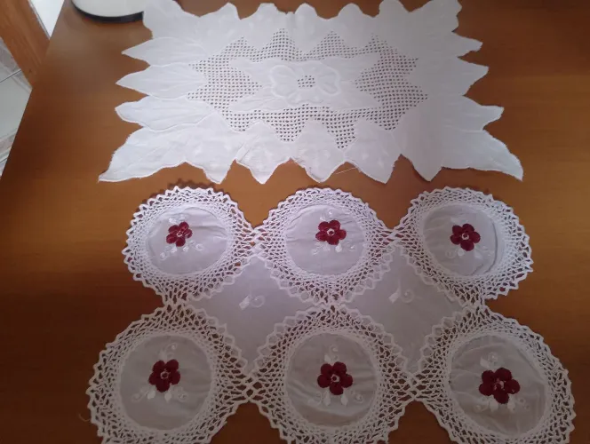 Jogo de Toalha de Mesa em Crochê - Renda Bordada