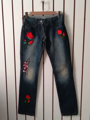 Calça jeans feminina tradicional reta com desbotado e customizada