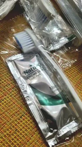 Kit 50 unidades - Escova de Dentes e Creme Dental descartáveis