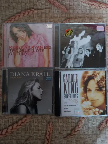Cds lote com 8 cds originais em muito bem conservados de cantoras todos por 50 reais