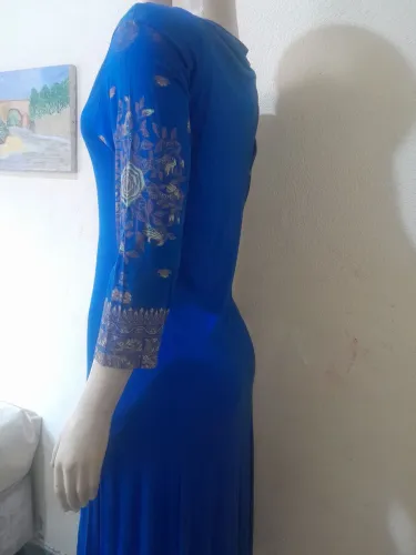 Vestido azul elegante com detalhes modelo indiano