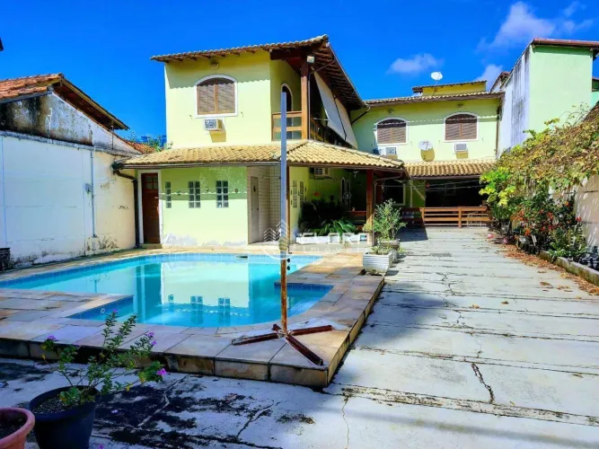 Casa com 4 dormitórios à venda, 200 m² por R$ 950.000,00 - Itaipu - Niterói/RJ