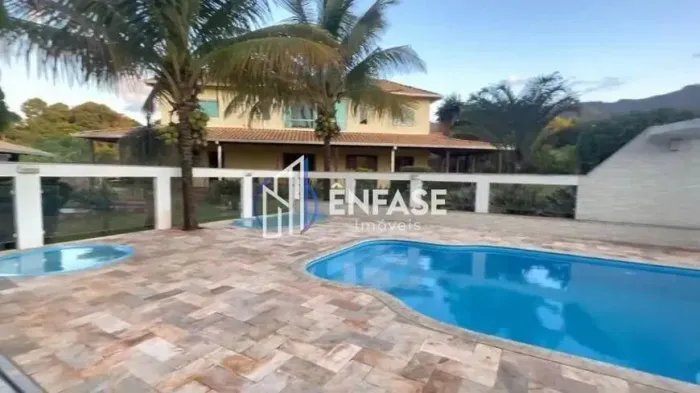 Chácara com 4 quartos sendo 03 suítes em um terreno de 3.840 m² em condomínio fechado em I