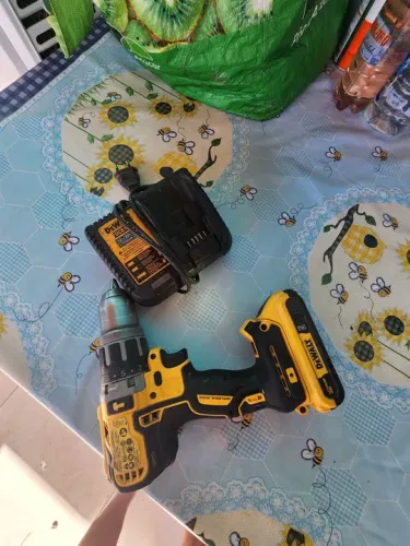 Parafusadeira e furadeira com martelete passo cartão