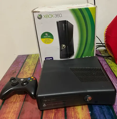 Xbox 360 slim na caixa com jogo original 