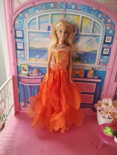 Barbie loira com vestido laranja
