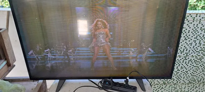 Tv 43'' Aoc com listras na tela 200,00