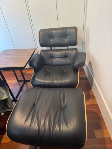 Jogo de poltrona, puff e mesa.