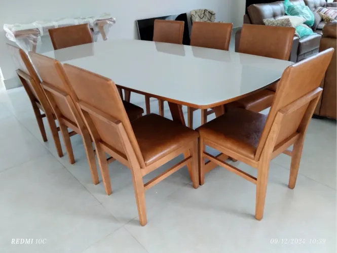 Mesa de Jantar com 8 Cadeiras em Madeira e Couro