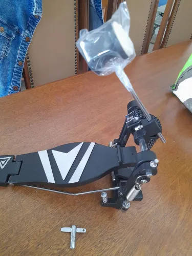 Pedal de Bateria. Corrente dupla. Batedor dupla face. Travas na base. 