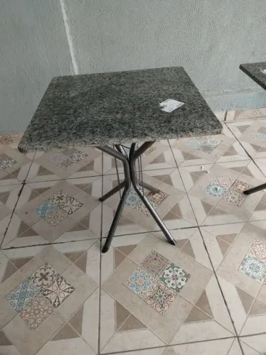 Mesa de granito com base em ferro 70x70 cm 