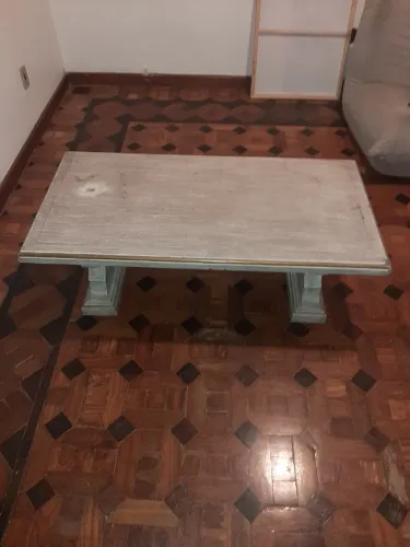 Móvel - Mesa de Centro - Antiga em madeira maciça no estado.