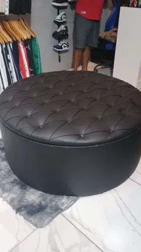 Puff Preto de Couro  redondo  bau -Novo