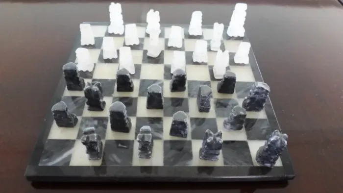 TABULEIRO DE XADREZ EM MARMORE E PEDRA SABÃO- branco e preto (antigo)