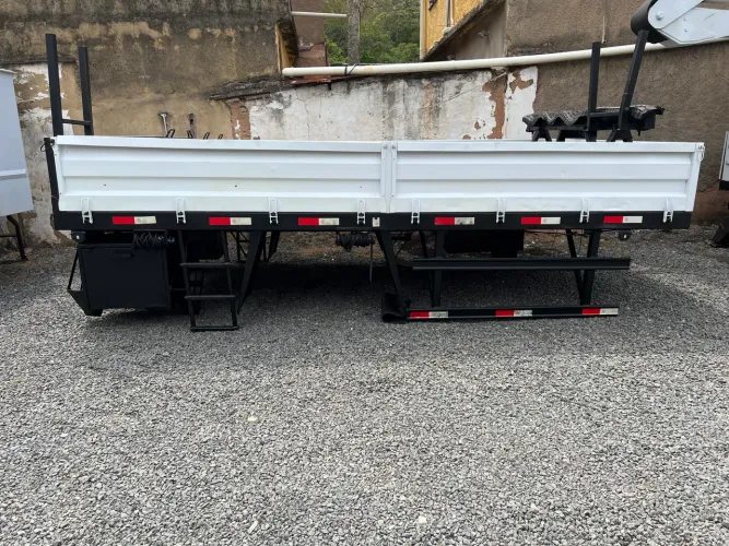 Carroceria de ferro para caminhão toko semi nova medida 4,70 x2,54
