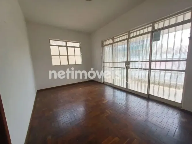 Casa esilo tradiconal, retrô, bem dividida, ótima estrutura. E na melhor localização do Ba