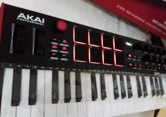 Teclado controladora AKAI MKP Mini Plus NOVA