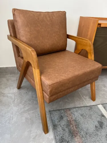 Poltrona de Madeira em Courino Marrom NOVO