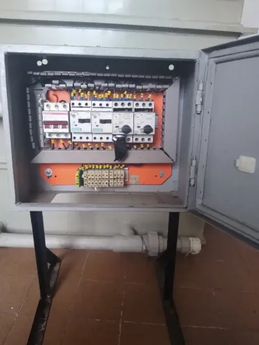 Caixa quadro de comandos elétricos painel com alguns componentes